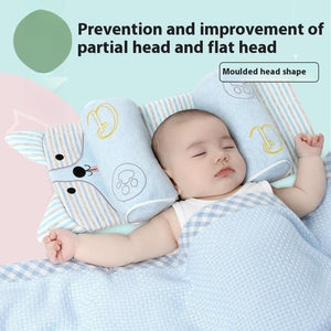 Baby sleeping on a moulded head shape pillow with text about prevention and improvement of partial and flat head.