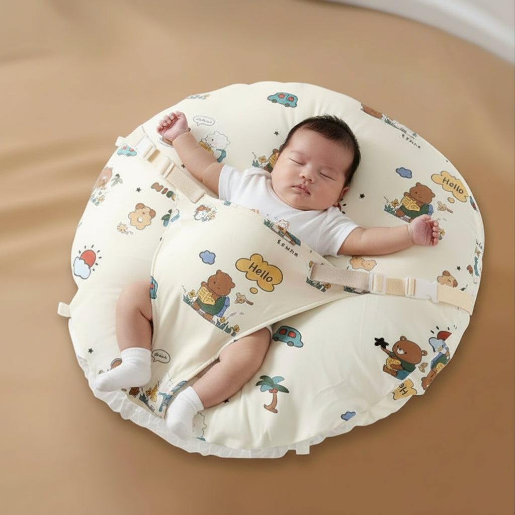 A baby lying on a round, padded travel nursing pillow with cartoon bear prints. The image includes a feature inset showing the cotton fabric and breathable mesh on the left, with Chinese text labels.